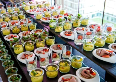 Hochzeitsbuffet in München mit vielfältigen Vorspeisen, aufgenommen bei der Hochzeitsfeier im Hilton im Tucherpark.