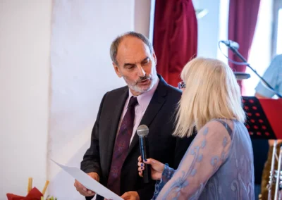 Paar bei Rede auf einer Hochzeit in Schloss Seefeld, nahe westlich von Muenchen, als Teil einer Hochzeitsreportage.