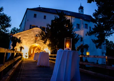 Romantische Hochzeitskulisse bei Nacht am Schloss Amerang, Kerzenlicht-Atmosphaere bei einer Trauung.