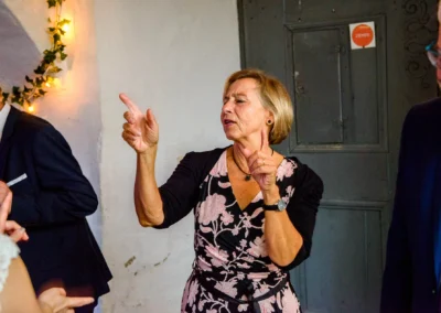 Hochzeitsfeier im Schloss Pertenstein, Gespraeche und Gestik unter Gaesten, emotionale Momente festgehalten.