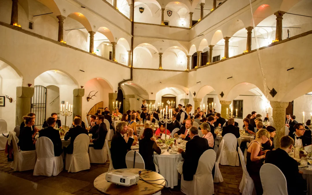 Hochzeitsreportage im Schloss Amerang – Ein Tag voller Charme und Cheeseburger