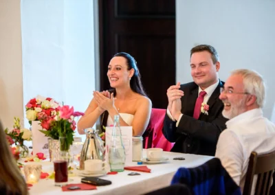 Gaste applaudieren bei Hochzeit in Schloss Seefeld nahe Pilsensee. Hochzeitsreportage mit emotionalen Momenten.