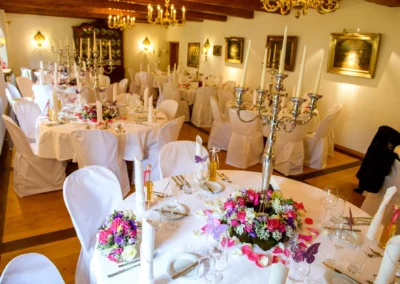 Elegantes Hochzeitsessen im Schloss Aufhausen, blumig dekorierte Tische, festliche Atmosphaere, Trauung Reportage.