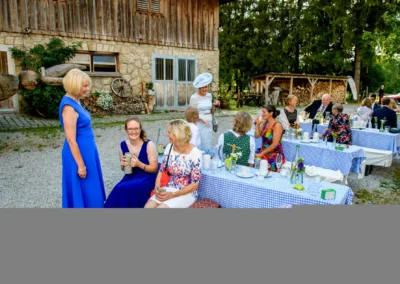 Gaste beim Empfang einer Hochzeit im Hasenohrlhof, Geitau, Bayrischzell, gemuetliche Atmosphaere im Freien.