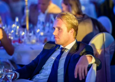 Gepflegter Gast bei Hochzeitsfeier im Hilton Tucherpark, festliche Stimmung, elegante Kleidung, München.