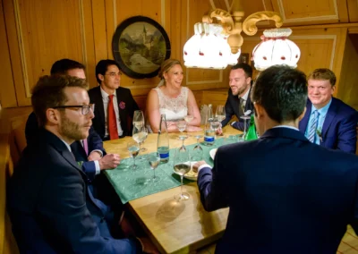 Gaste und Braut am Tisch auf Hochzeit im Schloss Hohenkammer, festlich gekleidet, Trauung Atmosphare, Hochzeitsreportage.
