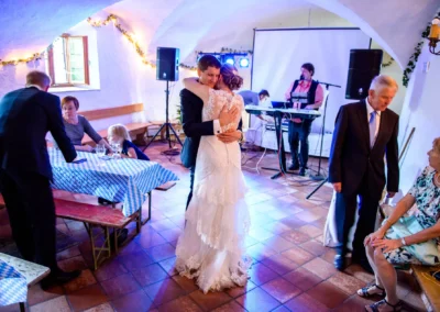 Brautpaar tanzt bei Hochzeitsfeier mit Live-Musik in Schloss Pertenstein, Traunreut. Hochzeitstimmung im Chiemgau.