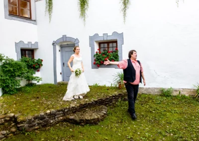 Braut mit Blumenstrauss auf Schloss Pertenstein, Hochzeitsfotografie im Chiemgau.