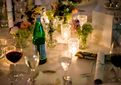 Dekorierter Hochzeitstisch mit Blumen und Kerzen in Berg am Starnberger See, festliche Trauung, Hochzeitsreportage.