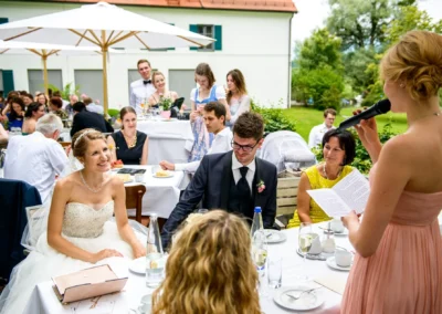 Hochzeitsfeier im Hotel Aiterbach am Chiemsee mit Glueckwuenschen und Reden im Freien.