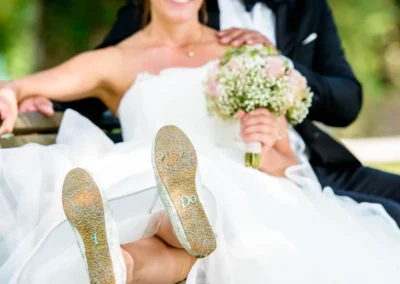 Brautpaar beim Fotoshooting im Seehaus Schreyegg, Stegen am Ammersee. Braut mit I Do auf den Schuhen.