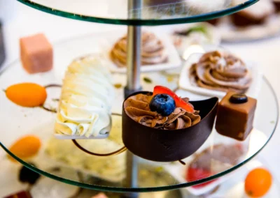 Hochzeitsdessert auf Etagere mit Schokolade und Beeren, aufgenommen bei Trauung in Starnberg.