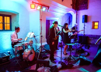Live-Musik bei Hochzeit im Schloss Amerang, Band spielt waehrend der Feier, Hochzeitsreportage im Chiemgau.