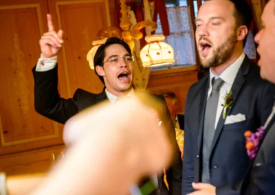 Gespannte Gaeste singen bei einer Hochzeitsfeier auf Schloss Hohenkammer.