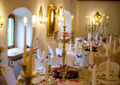 Hochzeitsdekoration bei Trauung im Schloss Aufhausen, Kerzenleuchter und gedeckter Tisch. Hochzeit bei Erding.