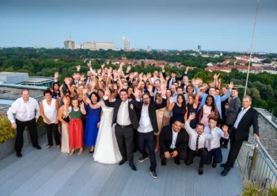 Hochzeitsgesellschaft auf Dachterrasse in Bogenhausen, Hochzeitsfeier mit Gästen und Brautpaar im Hilton im Tucherpark.