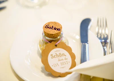 Glas mit Namensschild und Besteck auf Hochzeit im Schloss Hohenkammer, Hochzeitsreportage Stil.