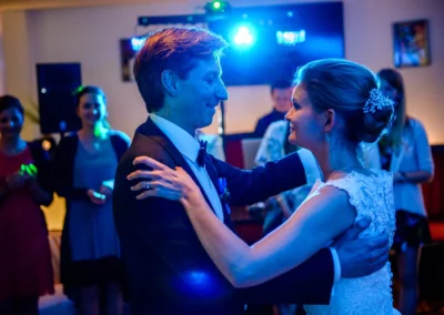 Brautpaar tanzt auf Hochzeit in Starnberg, umgeben von Gaesten, festgehalten in emotionaler Hochzeitsreportage.