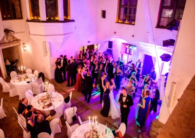 Hochzeitsfeier mit Tanz und Musik im Schloss Amerang. Elegante Gaeste geniessen die festliche Trauung in Chiemgau.