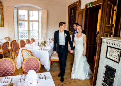 Brautpaar betritt festlich gedeckten Saal im Schloss Pertenstein, Traunreut, Hochzeitsreportage im Chiemgau.