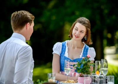 Hochzeit im Hotel Aiterbach am Chiemsee, Brautpaar lacht beim Empfang. Stimmungsvoll und elegant.