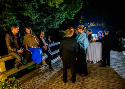Gäste geniessen den Abend bei einer Hochzeit im Schloss Amerang, aufgenommen in einer stimmungsvollen Hochzeitsreportage.