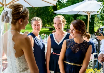Braut mit Gaesten bei Hochzeit im Hotel Aiterbach, Chiemsee, Sommerhochzeit im Freien