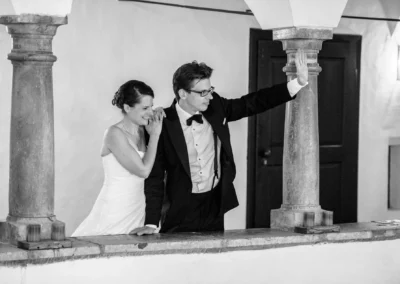 Brautpaar bei der Hochzeit im Schloss Amerang lacht zusammen. Hochzeitsreportage in Chiemgau.