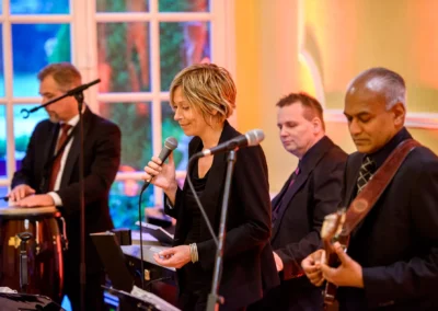Band bei Hochzeitsfeier im Schloss Aufhausen, Aufnahmen der Trauung, Hochzeitsreportage in der Naehe von Erding.