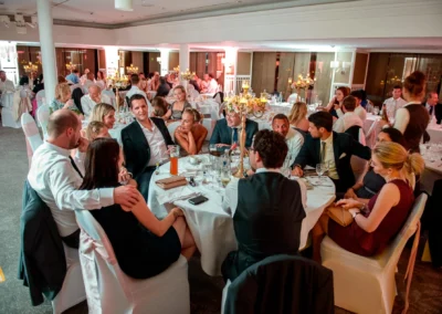 Gäste bei einer Hochzeitsfeier im Hilton im Tucherpark, München. Lebendige Atmosphäre bei der Hochzeit.