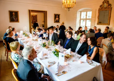 Gedeckte Tafel bei einer Hochzeit im Schloss Pertenstein, Gaeste im festlichen Ambiente des Chiemgaus.