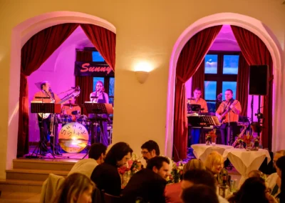 Liveband spielt bei Hochzeit im Schloss Seefeld, nahe Pilsensee. Hochzeitsfeier mit Gaesten und Musik in festlicher Atmosphaere.