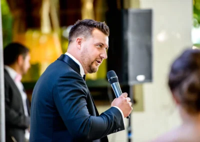 Mann haelt Rede bei abendlicher Feier im Seehaus Schreyegg, Stegen am Ammersee, Hochzeit Inning am Ammersee.