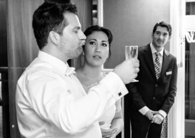 Hochzeitsfeier im Hilton Tucherpark: Brautpaar bei der Trauung. Elegante Hochzeitsreportage aus Bogenhausen.