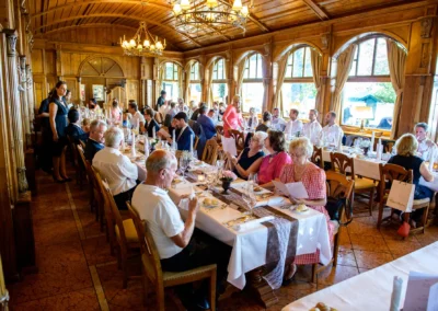 Abendliche Hochzeitsfeier im Seehaus Schreyegg am Ammersee, elegante Gaeste in festlichem Ambiente.