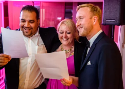 Lachende Gaeste auf Hochzeitsfeier in Bogenhausen, Hochzeit Reportage, Freude und Zusammenhalt im Hilton im Tucherpark.