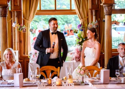 Braeutigam gibt Rede bei festlicher Hochzeitsfeier im Seehaus Schreyegg, Stegen am Ammersee.