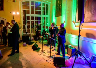 Liveband spielt bei Hochzeit im Schloss Aufhausen, nahe Erding, Beleuchtung mit bunten Lichtern, Hochzeitsreportage.