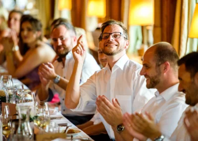 Gäste klatschen bei einer abendlichen Hochzeit im Seehaus Schreyegg, Stegen am Ammersee.