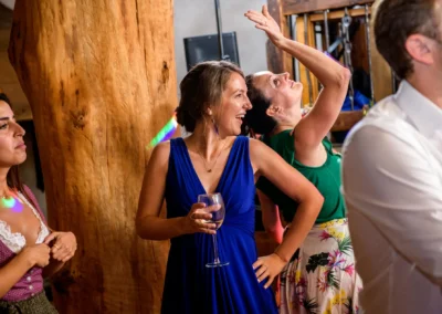 Feiernde Gaeste auf einer Hochzeit im Hasenoehrlhof, Geitau bei Bayrischzell, ausgelassene Stimmung.