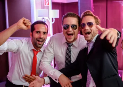 Gäste bei der Hochzeitsfeier im Hilton Tucherpark, München. Freude und Feierlaune während der Hochzeitsreportage.