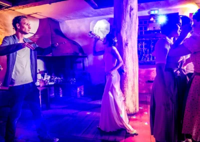 Hochzeitsempfang im Hasenoehrlhof, Geitau, Braut in festlichem Kleid trinkt, Gespraeche mit Gaesten, bayrisches Ambiente.