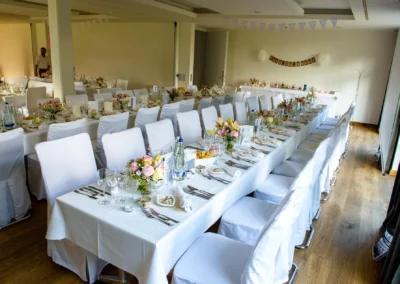 Elegante Hochzeitstafel im Hotel Aiterbach am Chiemsee mit Blumenarrangements und festlicher Dekoration