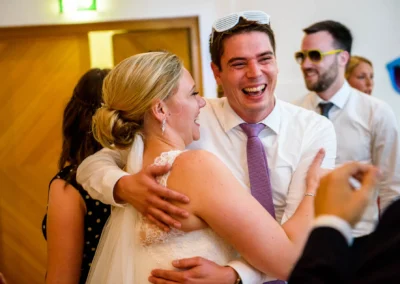 Brautpaar lacht auf Hochzeit auf Schloss Hohenkammer. Hochzeitsfotograf begleitet die fröhliche Trauung.