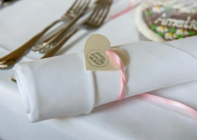 Elegante Tischdekoration bei Hochzeit im Hotel Aiterbach am Chiemsee, Serviette mit rosa Band.