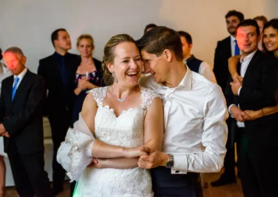 Brautpaar tanzt gluecklich bei Hochzeit, Gaeste schauen zu, Schloss Pertenstein, Hochzeitsreportage im Chiemgau