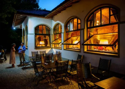 Abendliche Feier einer Hochzeit in Inning am Ammersee mit stimmungsvoller Beleuchtung und Gaesten draußen.