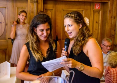 Zwei Frauen sprechen bei einer abendlichen Feier zur Hochzeit in Inning am Ammersee, festliche Stimmung.