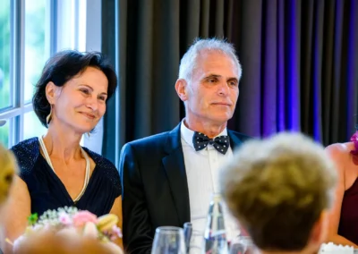 Gaste bei Hochzeit im Hotel Aiterbach am Chiemsee, festlich gekleidet und in Feierlaune.