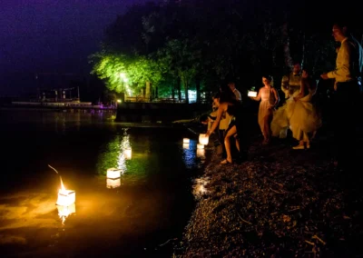 Abendliches Hochzeitsfest am Ufer in Inning am Ammersee mit schwimmenden Laternen.